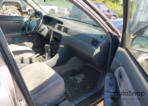 1998 Toyota Camry Le z USA, uszkodzony, nr VIN JT2BG22K9W0215442